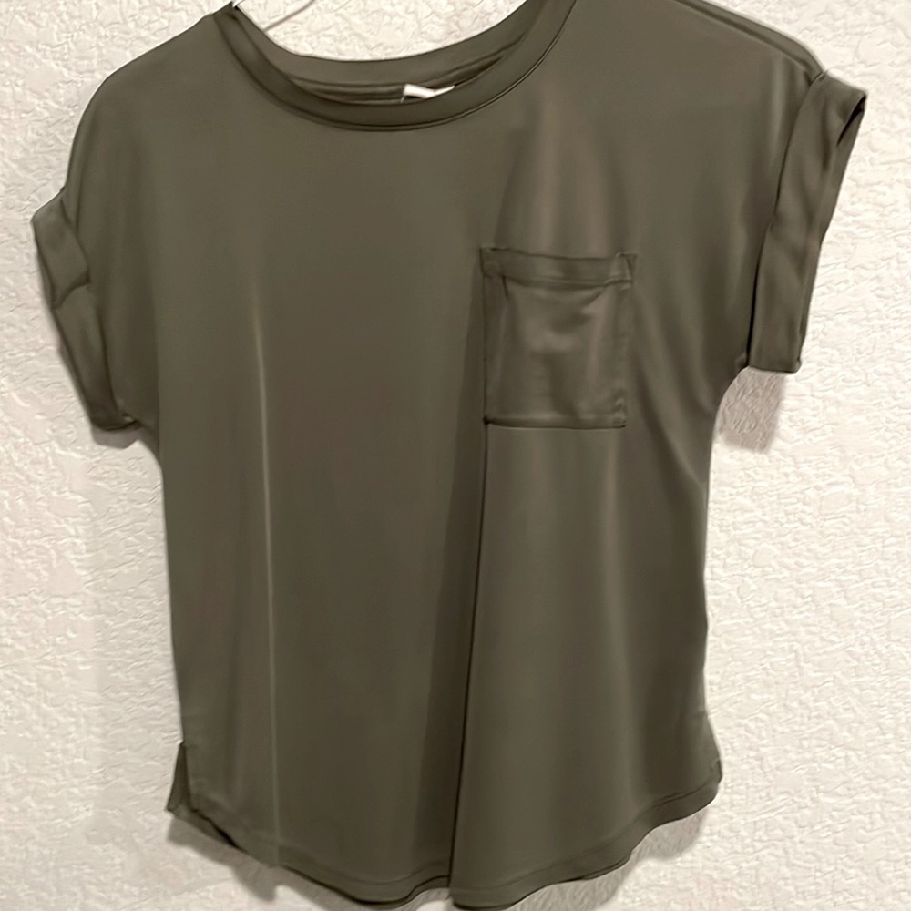 a new day olive army green xs womens tee short sleeve shirt wrinkle free 🌁